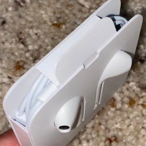 APPLE headphone jack with a dongle